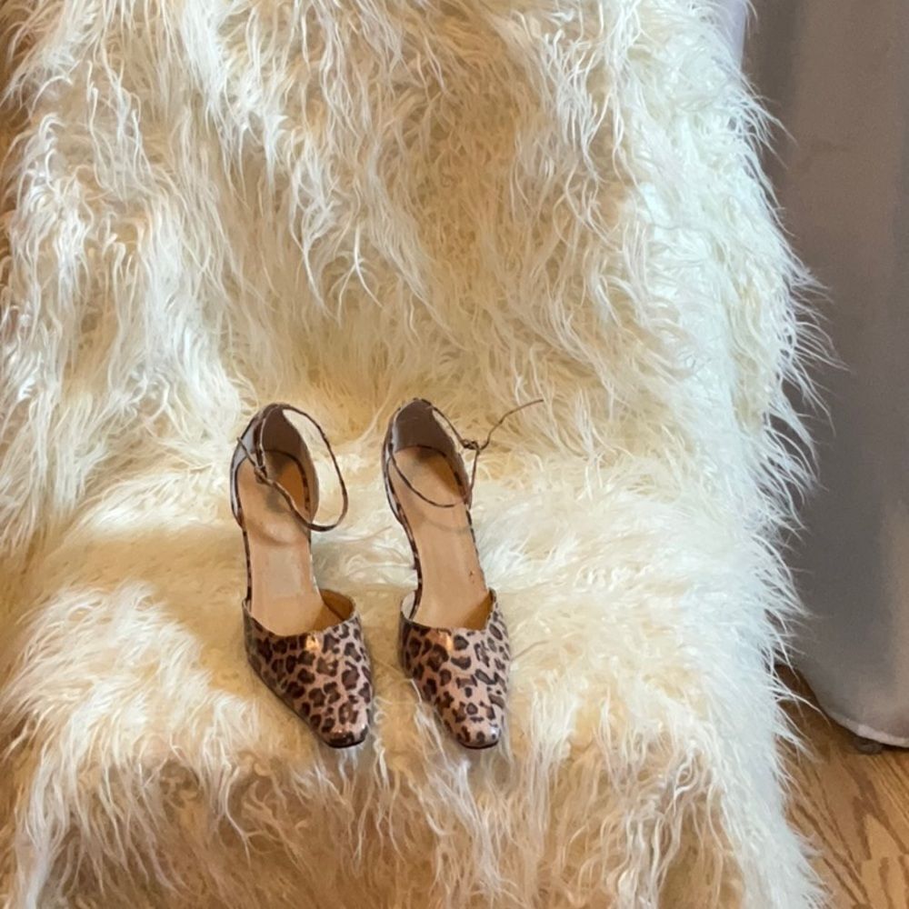 WILDLIFE PRINT HEELS WITH ANKLE STRAPS IN SIZE 6 by BIJOU
